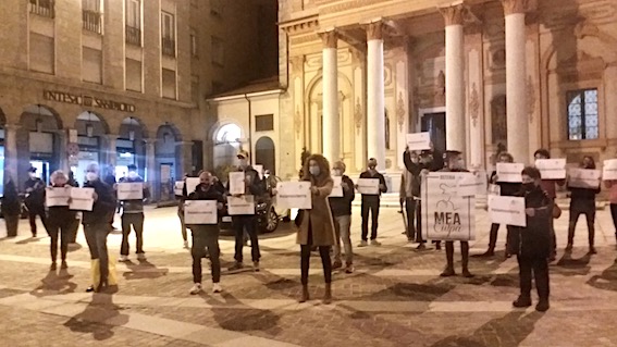 Borgomanero: flash mob degli esercenti contro il Dpcm. Foto
