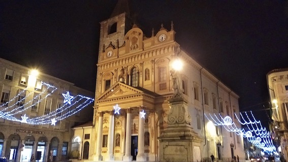 Borgomanero: luminarie accese in città