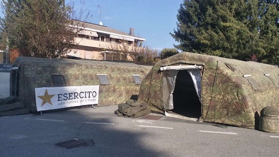 Borgomanero, allestite dall'Esercito le tende nei pressi del pronto soccorso dell'ospedale