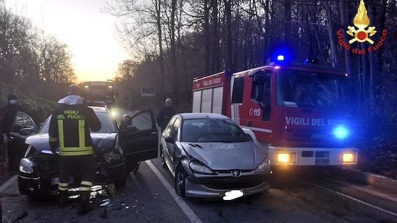 Gozzano, incidente sulla sp46: intervengono i vigili del fuoco