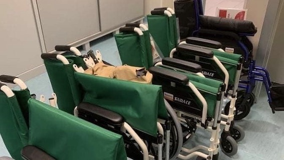 Borgomanero: grazie ad una raccolta fondi e una donazione acquistate sedie a rotelle ed elettrocardiografo per il pronto soccorso