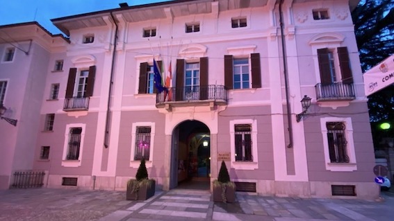 Gozzano aderisce alla campagna "Comuni in rosa con Lilt"