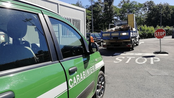 Trasporto illecito di rifiuti: sequestrato un camion a Fontaneto d'Agogna