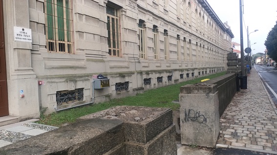 Borgomanero, restauri alla parte esterna della scuola Gobetti