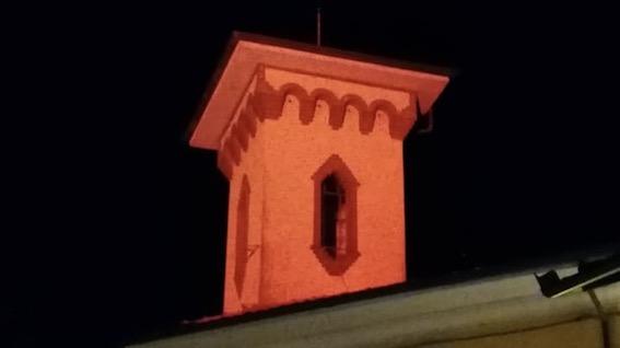 Cavaglio d'Agogna: edifici illuminati di rosso per la Giornata sulla distrofia muscolare di Duchenne