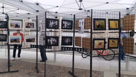 Borgomanero: Fotoclub Immagine in piazza con una mostra