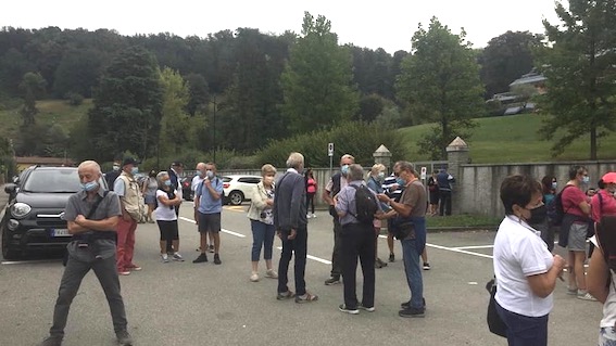 Lago d'Orta: in tanti alla camminata per racogliere fondi della borsa di studio in ricordo di Gianluca Zanetta