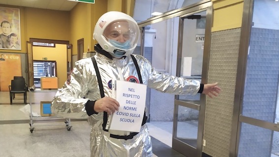 Preside accoglie gli studenti vestito da astronauta