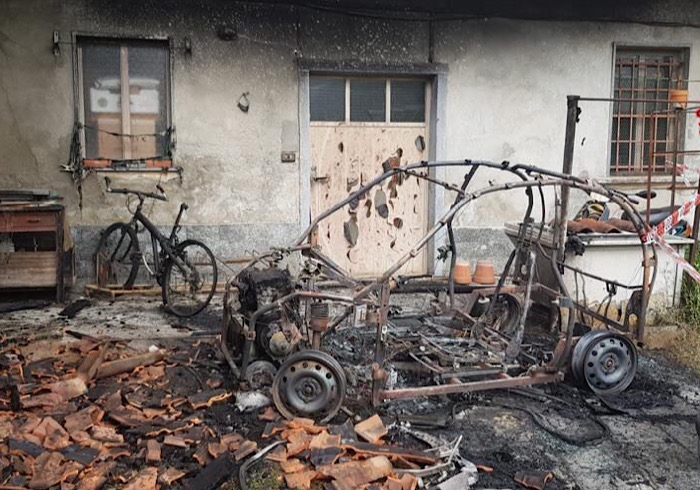 In fiamme una tettoia a Gattico. Distrutta una minicar e danneggiata un'auto. Foto