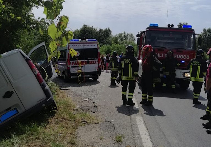 Incidente a Romagnano. Un ferito estratto dall'abitacolo