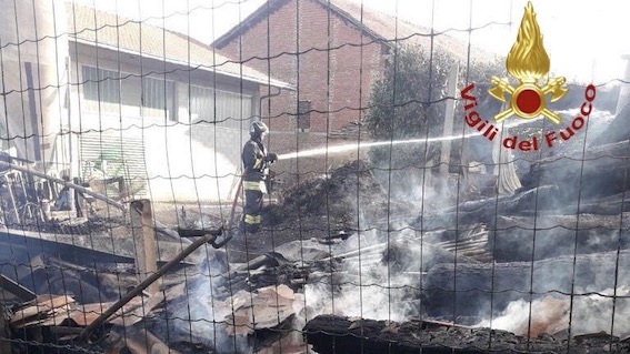 Incendio di una catasta di legna a Santa Cristina