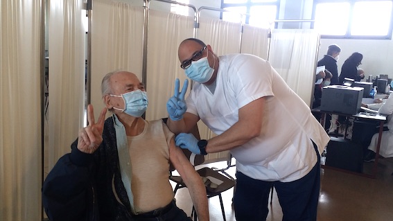 Borgomanero: vaccinato il signor Narciso di 102 anni