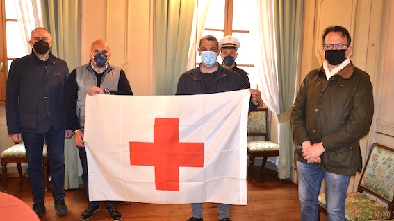 Giornata mondiale della Croce Rossa: donata bandiera al Comune di Borgomanero