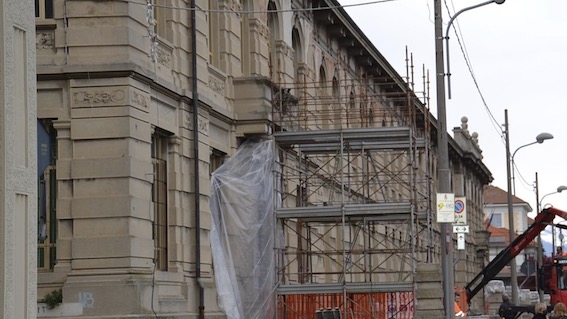 Borgomanero: consolidamento al muro di cinta della "Gobetti", viabilità modificata