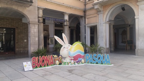 Borgomanero, auguri pasquali in piazza