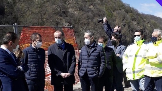 Romagnano Sesia, sopralluogo del governatore Cirio ai lavori per il ponte provvisorio