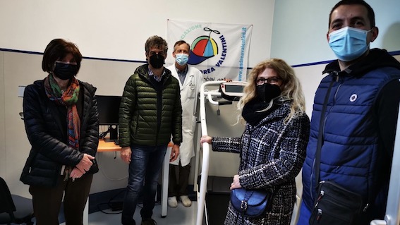   Spirometro e tapis roulant donati dall'Associazione "Andrea Valentini" di Oleggio alla Pediatria di Borgomanero 