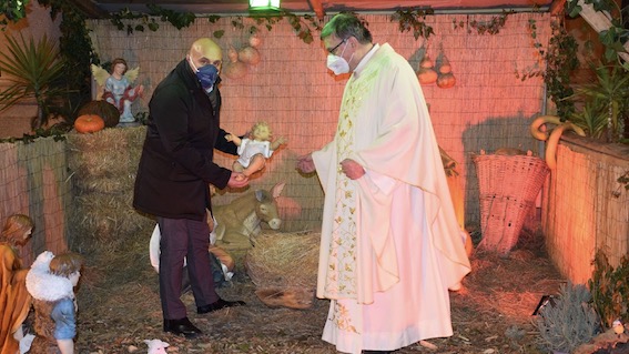 Borgomanero, il sindaco ha collocato la statua del Bambin Gesù nella mangiatoia del presepe