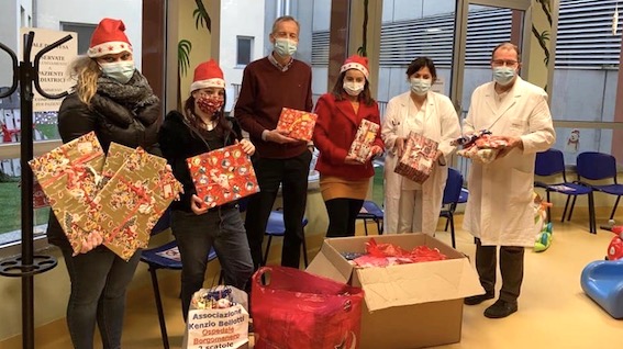  Doni alla Pediatria dell'ospedale SS. Trinità dal gruppo "Sei di Borgomanero se..."