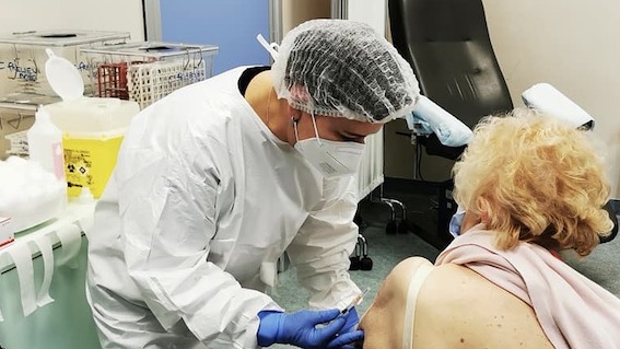 Covid, anche a Borgomanero partita la campagna vaccinale per gli over 80