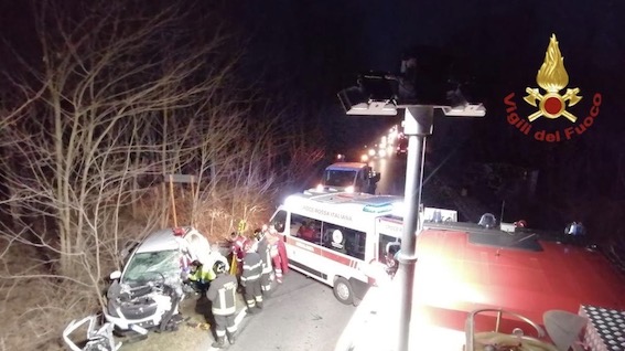 Borgomanero, incidente stradale: persona incastrata liberata dai vigili del fuoco. Foto