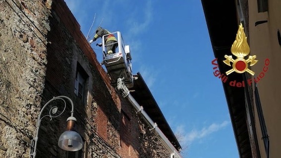 Maggiora: i vigili del fuoco mettono in sicurezza un edificio interessato da dissesto statico