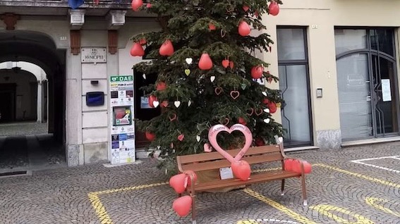 Romagnano Sesia: per San Valentino un albero di cuori