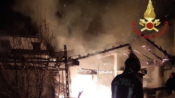 San Maurizio d'Opaglio: fiamme ad un capanno degli attrezzi