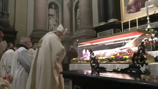 San Gaudenzio, prosegue il pellegrinaggio dei fedeli presso l'urna con le reliquie del patrono