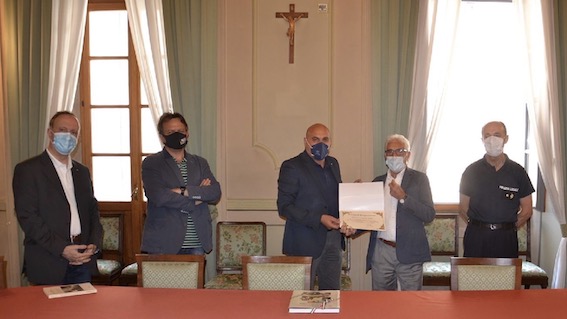 Borgomanero: riconoscimento a Carmelo Rodà, decano dei barbieri