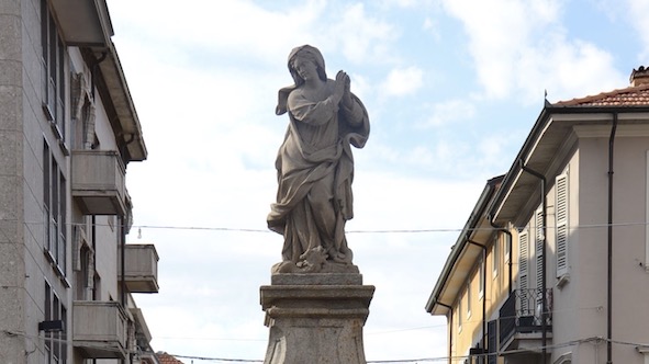 Borgomanero, conclusi i restauri della statua dell'Immacolata
