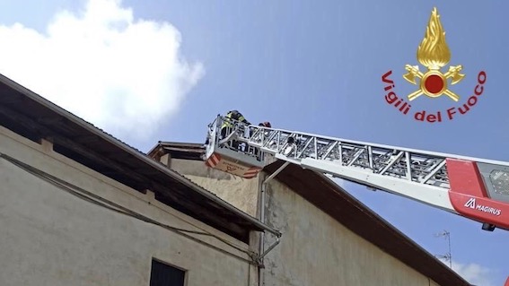 Cavallirio, tegole pericolanti: intervengono i vigili del fuoco