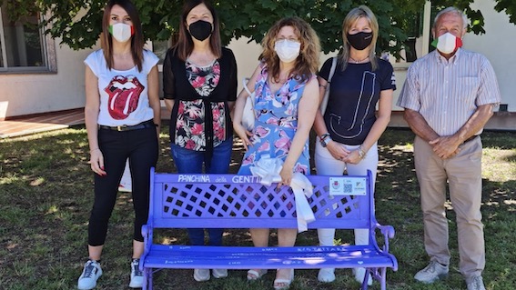 Gozzano, inaugurata la panchina viola nell'ambito della "Settimana della gentilezza"