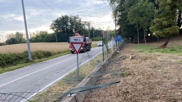 Agrate Conturbia, ignoti abbattono parte della recinzione del castello