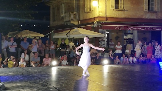 Orta: alcuni commercianti dicono "Tanti in piazza e poco distanziamento", il sindaco replica