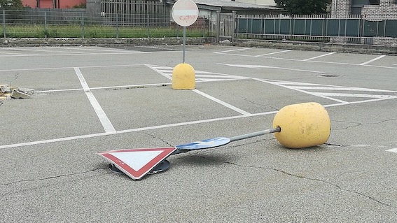 Borgomanero, abbattuti cartelli in via Caduti di Nassirya