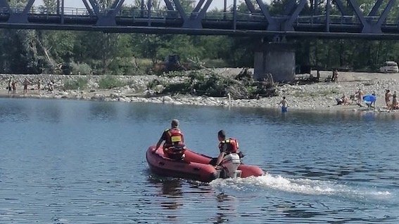  Romagnano Sesia: vigili del fuoco soccorrono giovane in difficoltà nel fiume