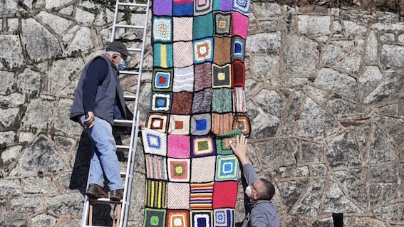 Ameno, prosegue il progetto delle Tricottine per "colorare tutti i muri"