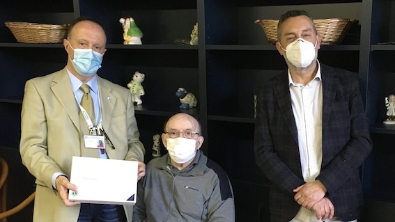 Lions Club Borgomanero - Cusio: donati due tablet all'Opera Pia Curti
