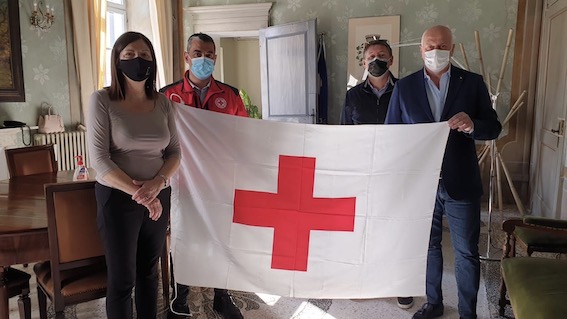 Gozzano, la Croce Rossa ha donato la bandiera al Comune