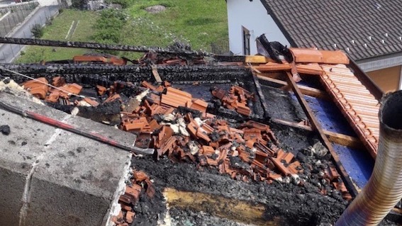 Legro, tetto in fiamme: intervento dei vigili del fuoco
