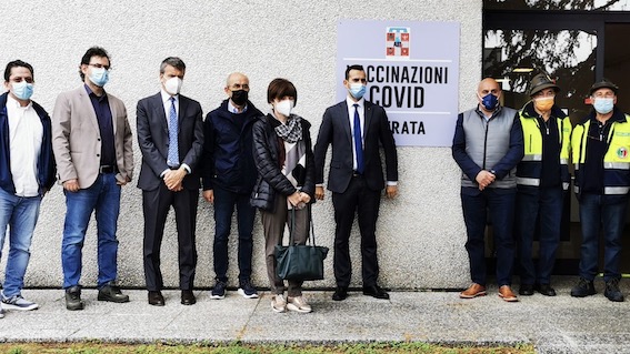 Borgomanero, visita dell'assessore regionale Marnati ai punti vaccinali cittadini
