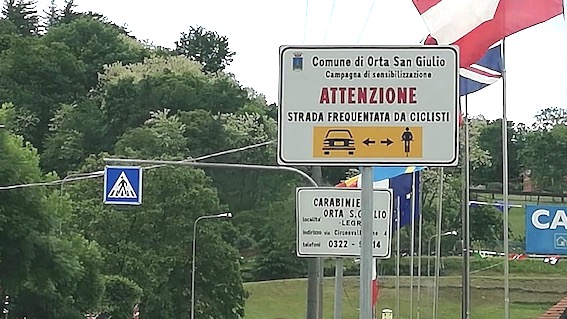  Anche a Orta cartelli "salvaciclisti"