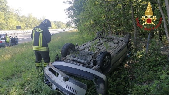 A26, auto esce di strada e si ribalta: due feriti