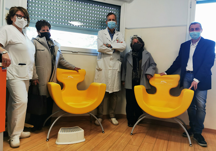 Borgomanero: donate alla pediatria nuove poltrone per promuovere l’allattamento al seno 