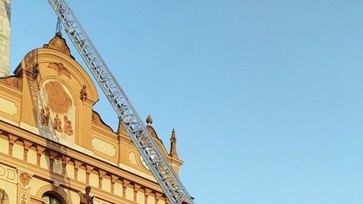 Borgomanero, i vigili del fuoco mettono in sicurezza la croce del campanile della collegiata