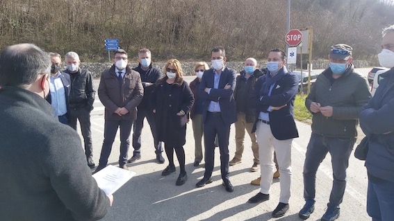 Grignasco, sopralluogo dell'assessore regionale Gabusi per la situazione della passerella