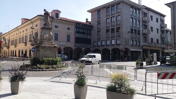 Borgomanero: in corso la sistemazione dei sanpietrini in centro