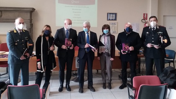 Borgomanero, presentato il volume "Il sole fuori..." Testimonianze, vissuti, emozioni da leggere