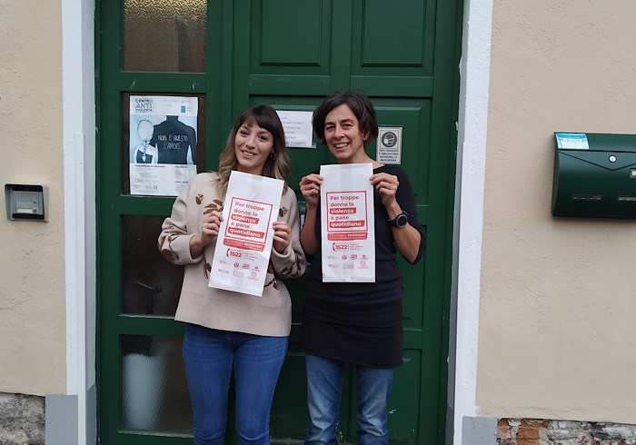“Per molte donne la violenza è pane quotidiano”: distribuzione dei sacchetti per il pane contro la violenza sulle donne